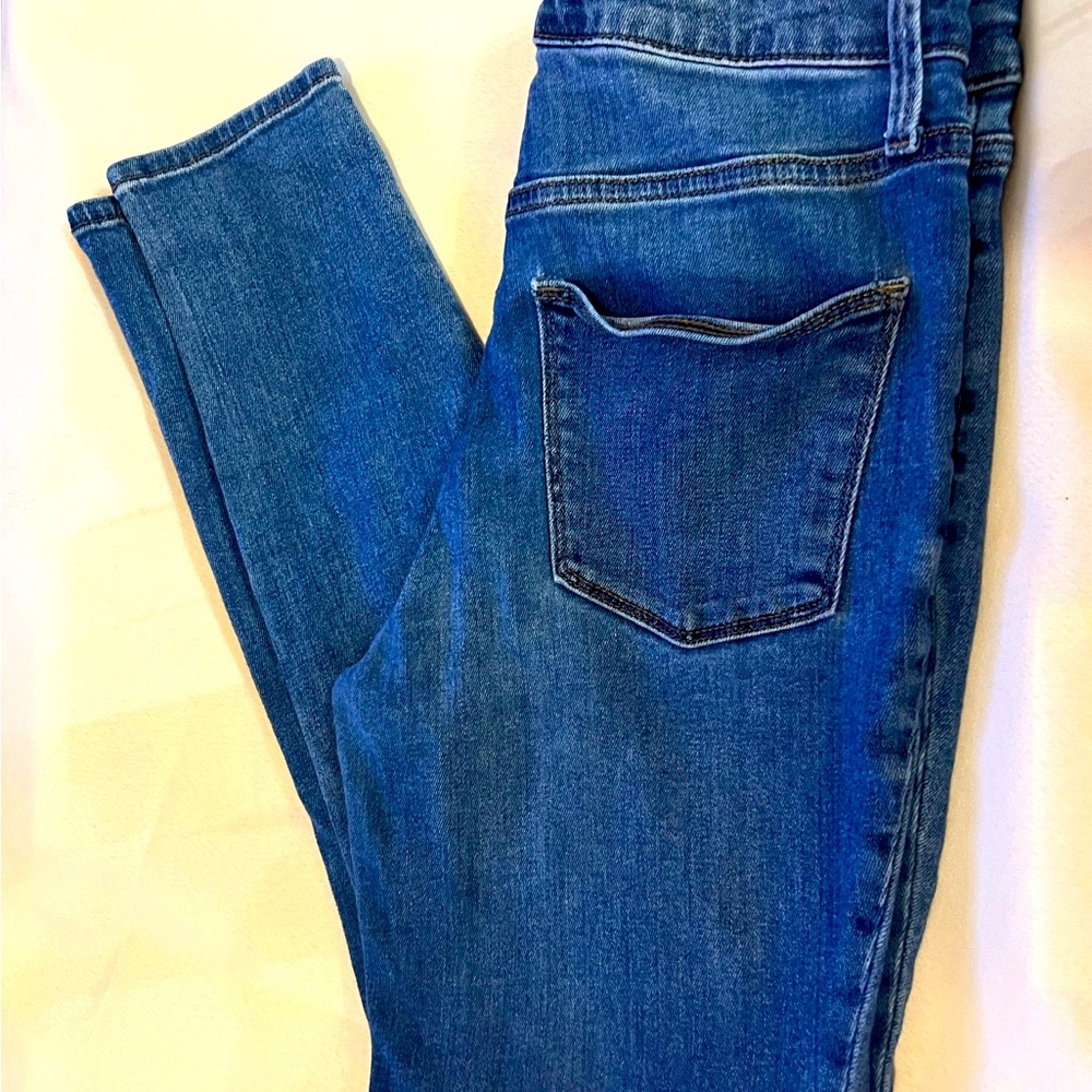Universal Threads Jeans 6/28 R - Picture 2 of 4